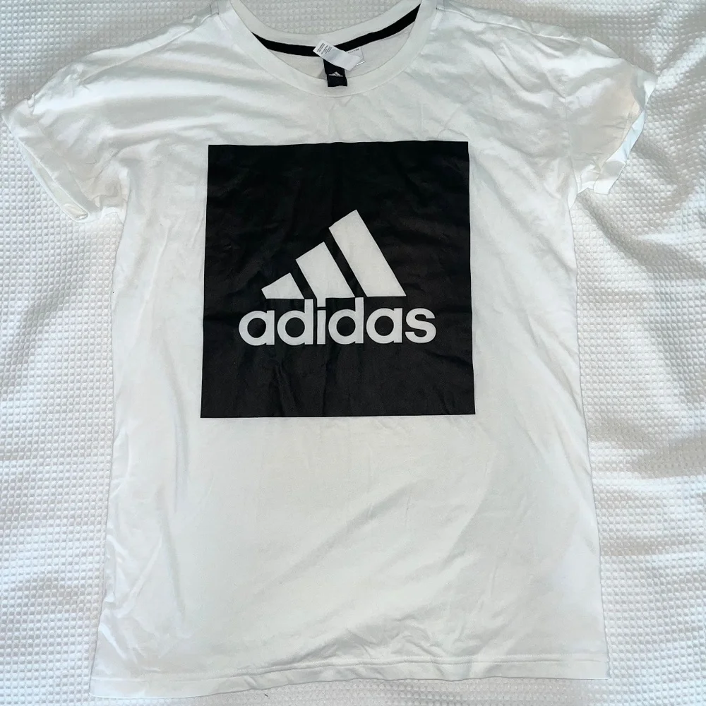 NEVER WORN BEFORE Adidas White Tee With Black Logo Size Small - Picture 1 of 2